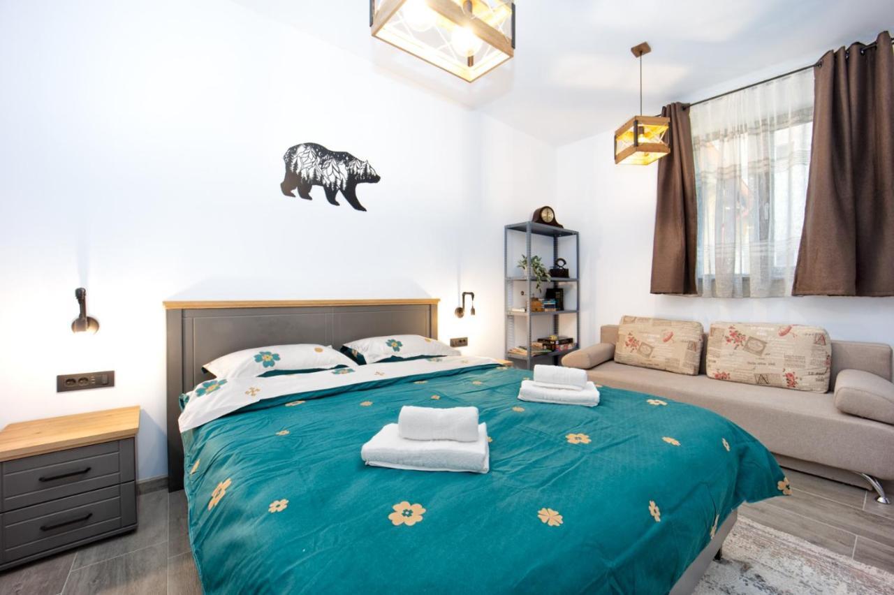 The Bear'S Den In Old City Centre Brasov Exterior photo