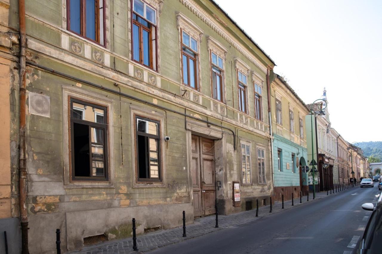 The Bear'S Den In Old City Centre Brasov Exterior photo