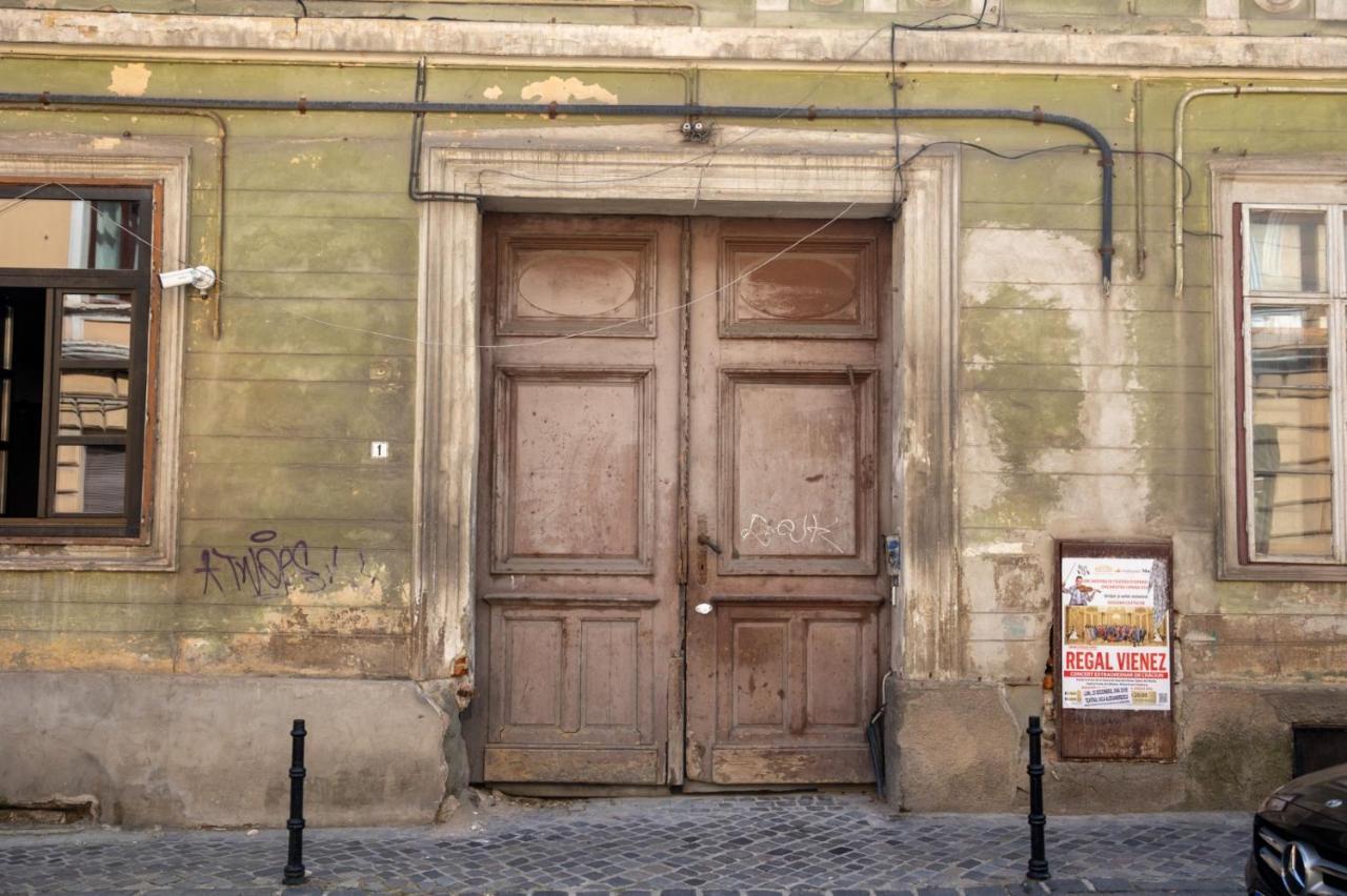 The Bear'S Den In Old City Centre Brasov Exterior photo